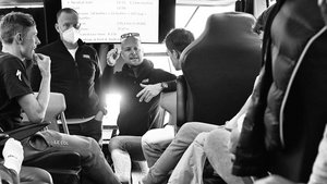 Coach Christian Pömer bei der Teambesprechung des Red Bull - BORA - hansgrohe teams